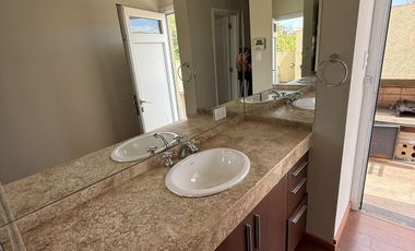 Moderna Casa de 4 dormitorios en Cofico con patio y piscina