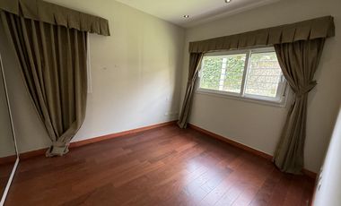 Moderna Casa de 4 dormitorios en Cofico con patio y piscina