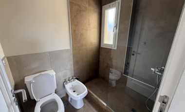 Moderna Casa de 4 dormitorios en Cofico con patio y piscina