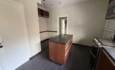 Moderna Casa de 4 dormitorios en Cofico con patio y piscina