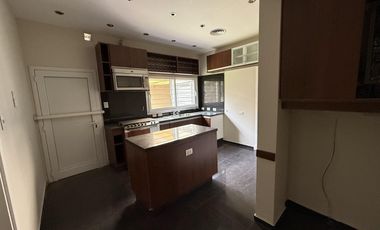 Moderna Casa de 4 dormitorios en Cofico con patio y piscina