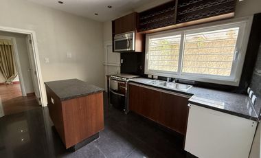 Moderna Casa de 4 dormitorios en Cofico con patio y piscina