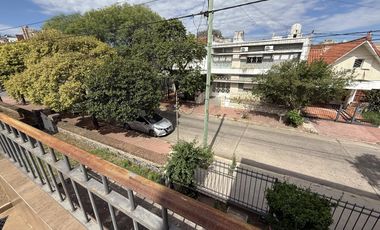 Moderna Casa de 4 dormitorios en Cofico con patio y piscina