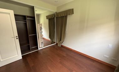 Moderna Casa de 4 dormitorios en Cofico con patio y piscina