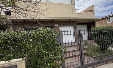 Moderna Casa de 4 dormitorios en Cofico con patio y piscina