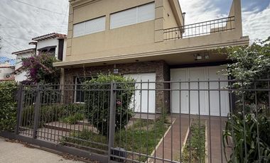 Moderna Casa de 4 dormitorios en Cofico con patio y piscina