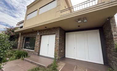 Moderna Casa de 4 dormitorios en Cofico con patio y piscina