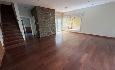 Moderna Casa de 4 dormitorios en Cofico con patio y piscina