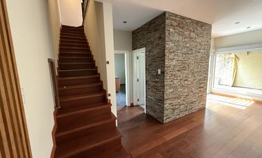 Moderna Casa de 4 dormitorios en Cofico con patio y piscina