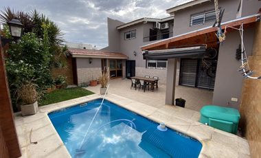 Casa  en Venta - 5 amb.  - Ramos Mejia Sur -