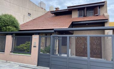 Casa  en Venta - 5 amb.  - Ramos Mejia Sur -