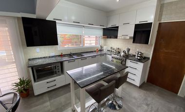 Casa  en Venta - 5 amb.  - Ramos Mejia Sur -