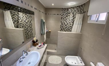 Casa  en Venta - 5 amb.  - Ramos Mejia Sur -
