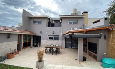 Casa  en Venta - 5 amb.  - Ramos Mejia Sur -