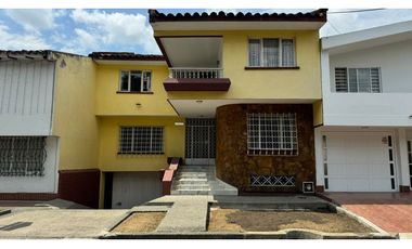 Casa de dos pisos en alquiler - Barrio Parque Lineal Palmira Valle