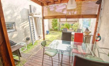 Excelente casa de dos años de antigüedad, en dos plantas con jardín - Martínez