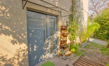 Excelente casa de dos años de antigüedad, en dos plantas con jardín - Martínez