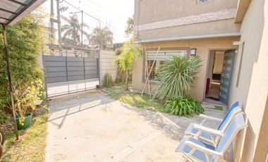 Excelente casa de dos años de antigüedad, en dos plantas con jardín - Martínez