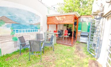 Excelente casa de dos años de antigüedad, en dos plantas con jardín - Martínez