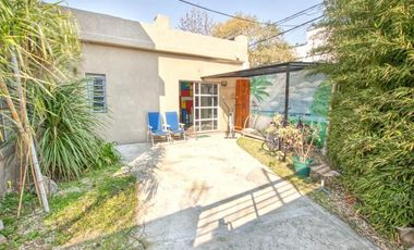 Excelente casa de dos años de antigüedad, en dos plantas con jardín - Martínez