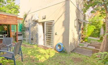 Excelente casa de dos años de antigüedad, en dos plantas con jardín - Martínez