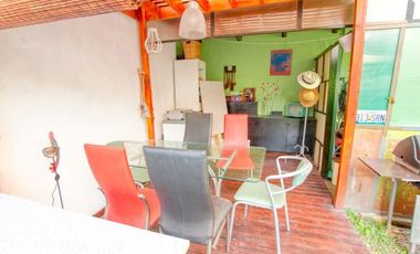 Excelente casa de dos años de antigüedad, en dos plantas con jardín - Martínez