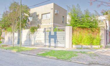 Excelente casa de dos años de antigüedad, en dos plantas con jardín - Martínez