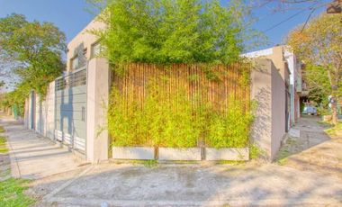 Excelente casa de dos años de antigüedad, en dos plantas con jardín - Martínez