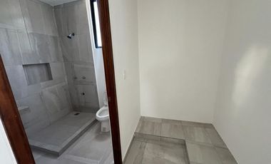 CASA EN PRIVADA  A 500 METROS DE PERIFERICO CON HABITACION EN PLANTA BAJA.