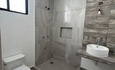 CASA EN PRIVADA  A 500 METROS DE PERIFERICO CON HABITACION EN PLANTA BAJA.