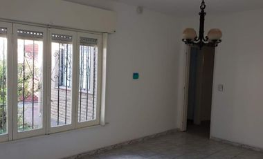 Casa en venta - 3 Dormitorios 2 Baños - Cocheras - 340Mts2 - Ituzaingó