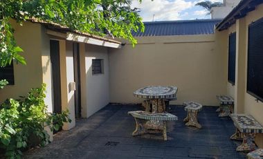 Casa en venta - 3 Dormitorios 2 Baños - Cocheras - 340Mts2 - Ituzaingó