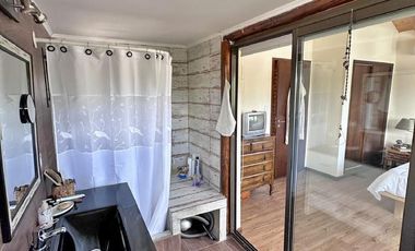 Casa estilo cabaña en Venta. 3 dormitorios. 2 plantas. Salida al río. Barrio cerrado Yacht Club Guazú