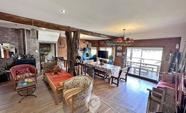 Casa estilo cabaña en Venta. 3 dormitorios. 2 plantas. Salida al río. Barrio cerrado Yacht Club Guazú