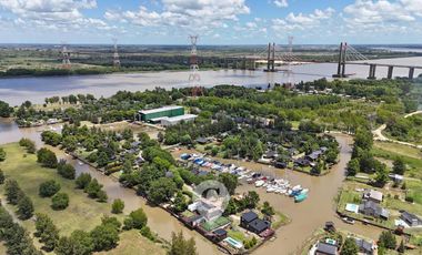 Casa estilo cabaña en Venta. 3 dormitorios. 2 plantas. Salida al río. Barrio cerrado Yacht Club Guazú