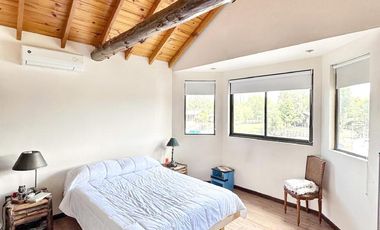 Casa estilo cabaña en Venta. 3 dormitorios. 2 plantas. Salida al río. Barrio cerrado Yacht Club Guazú