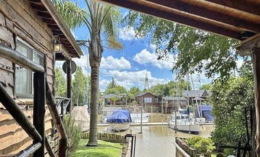 Casa estilo cabaña en Venta. 3 dormitorios. 2 plantas. Salida al río. Barrio cerrado Yacht Club Guazú