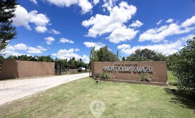 Casa estilo cabaña en Venta. 3 dormitorios. 2 plantas. Salida al río. Barrio cerrado Yacht Club Guazú