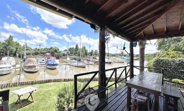 Casa estilo cabaña en Venta. 3 dormitorios. 2 plantas. Salida al río. Barrio cerrado Yacht Club Guazú