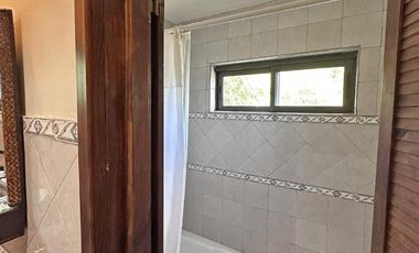 Casa estilo cabaña en Venta. 3 dormitorios. 2 plantas. Salida al río. Barrio cerrado Yacht Club Guazú