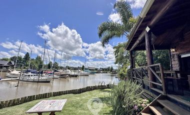 Casa estilo cabaña en Venta. 3 dormitorios. 2 plantas. Salida al río. Barrio cerrado Yacht Club Guazú