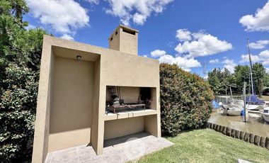 Casa estilo cabaña en Venta. 3 dormitorios. 2 plantas. Salida al río. Barrio cerrado Yacht Club Guazú