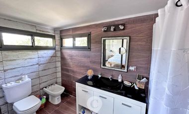 Casa estilo cabaña en Venta. 3 dormitorios. 2 plantas. Salida al río. Barrio cerrado Yacht Club Guazú