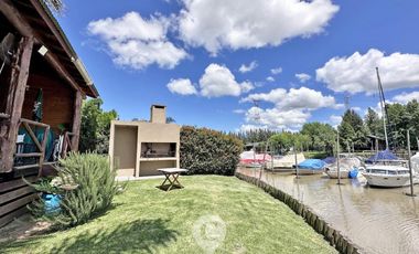 Casa estilo cabaña en Venta. 3 dormitorios. 2 plantas. Salida al río. Barrio cerrado Yacht Club Guazú