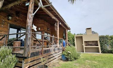 Casa estilo cabaña en Venta. 3 dormitorios. 2 plantas. Salida al río. Barrio cerrado Yacht Club Guazú
