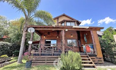 Casa estilo cabaña en Venta. 3 dormitorios. 2 plantas. Salida al río. Barrio cerrado Yacht Club Guazú