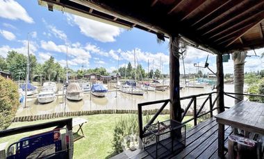 Casa estilo cabaña en Venta. 3 dormitorios. 2 plantas. Salida al río. Barrio cerrado Yacht Club Guazú