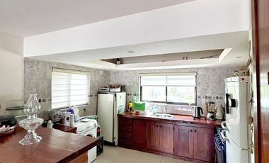 Casa estilo cabaña en Venta. 3 dormitorios. 2 plantas. Salida al río. Barrio cerrado Yacht Club Guazú