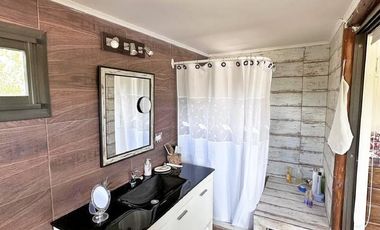 Casa estilo cabaña en Venta. 3 dormitorios. 2 plantas. Salida al río. Barrio cerrado Yacht Club Guazú