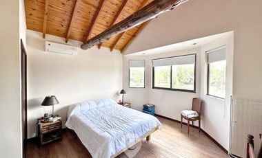 Casa estilo cabaña en Venta. 3 dormitorios. 2 plantas. Salida al río. Barrio cerrado Yacht Club Guazú